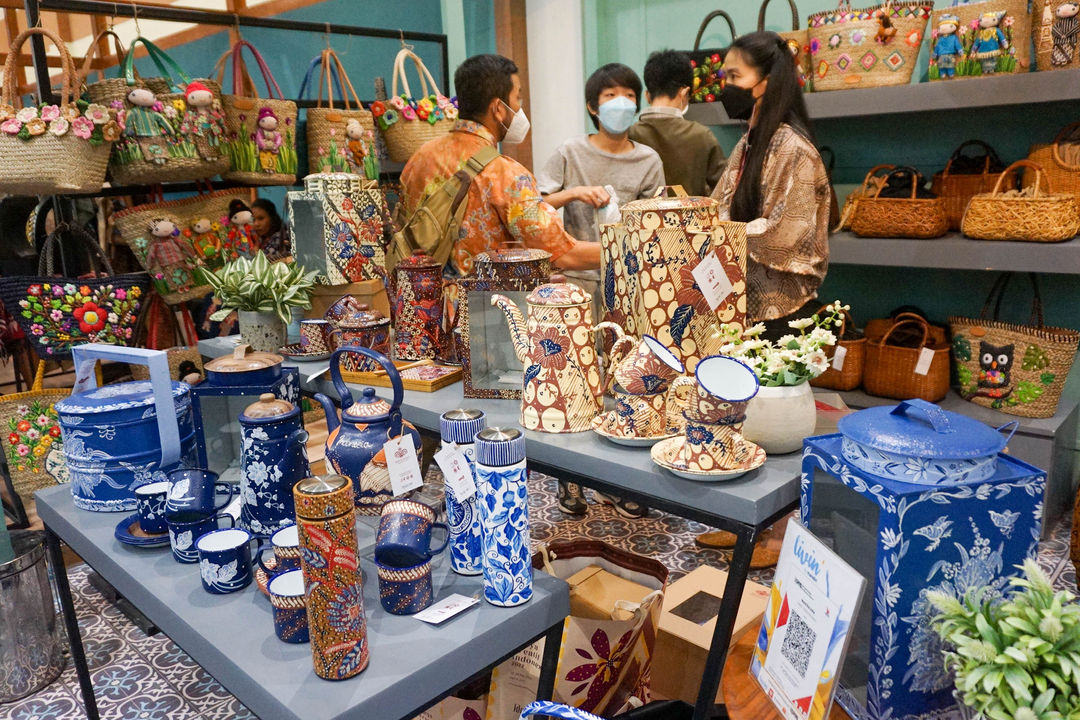 Pengunjung melihat produk kerajinan di salah satu stan pameran Karya Kreatif Indonesia (KKI) di Jakarta Convention Center (JCC), Jum'at, 27 Mei 2022. Foto: Ismail Pohan/TrenAsia