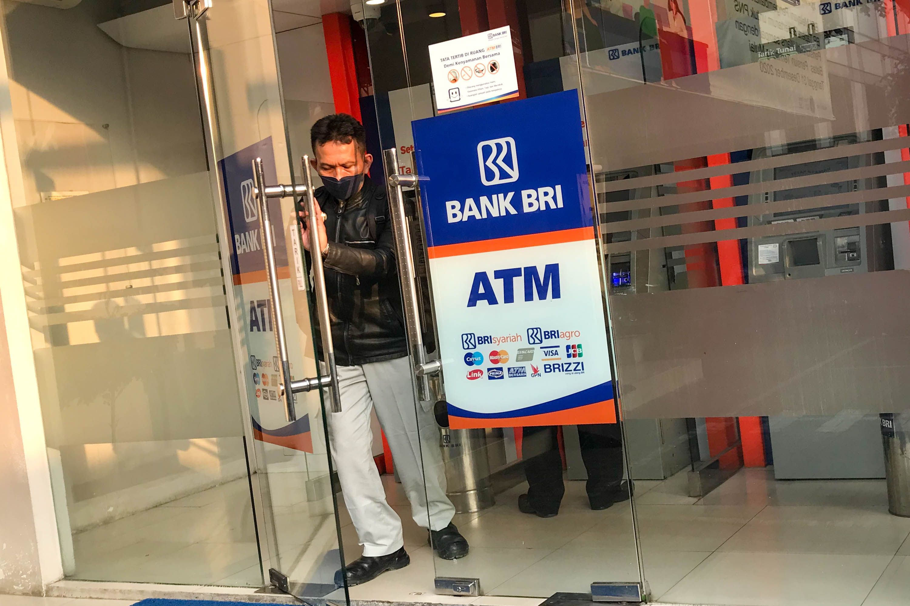 Karyawan beraktivitas di kantor pusat Bank BRI di Jakarta. Foto: Panji Asmoro/TrenAsia