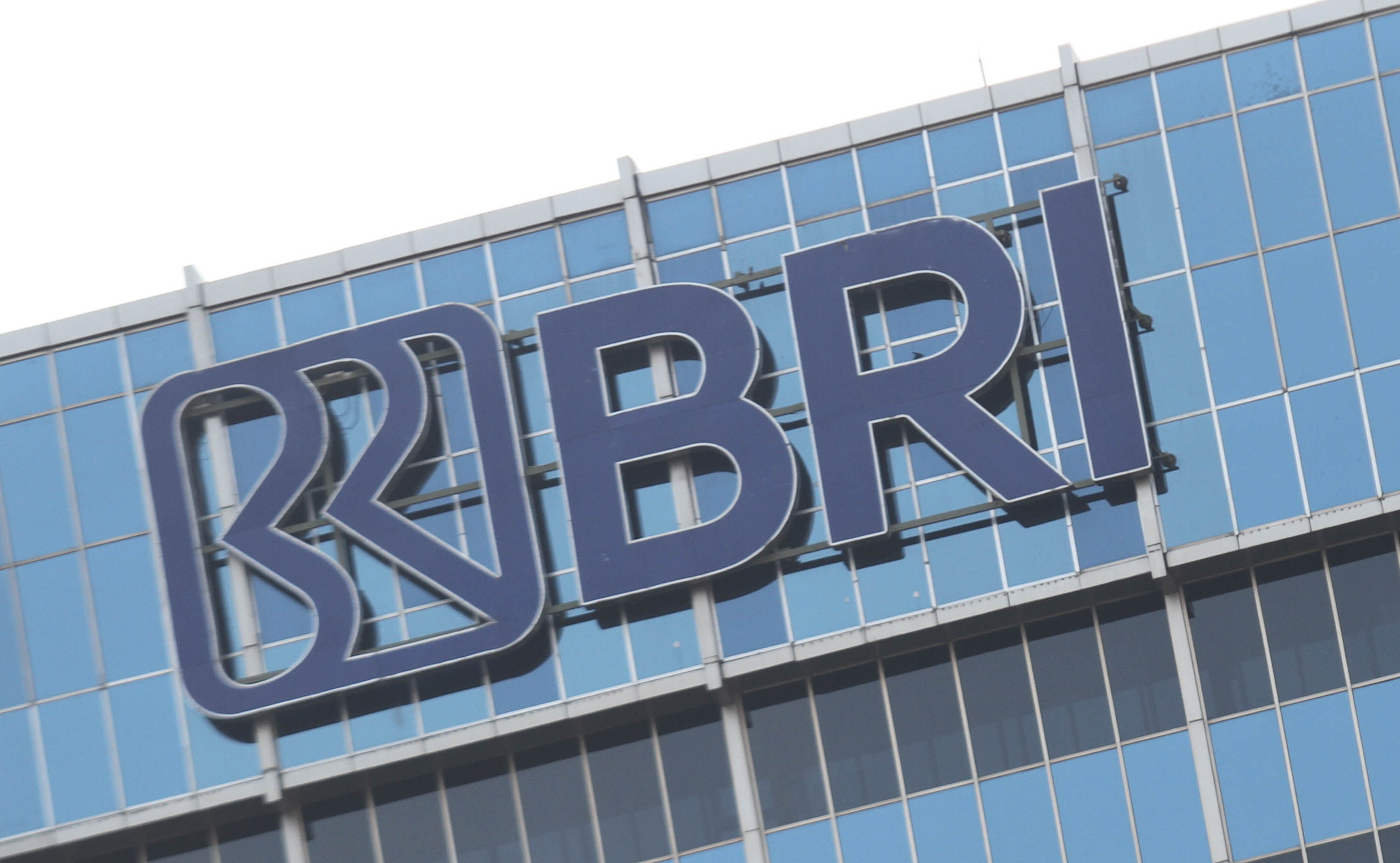 Logo Bank BRI, di Jakarta. Foto: Panji Asmoro/TrenAsia