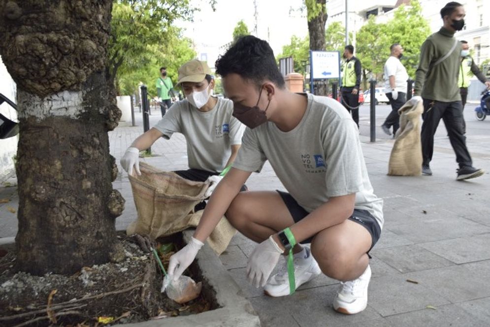 ambil sampah.jpg