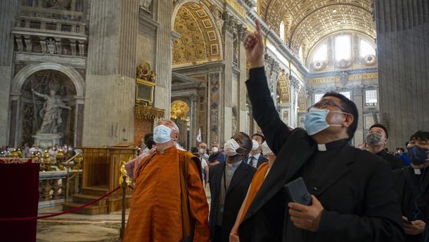 Petinggi Budha Mongolia Temui Paus dan Keliling Vatikan Didampingi Padre Marco SVD 