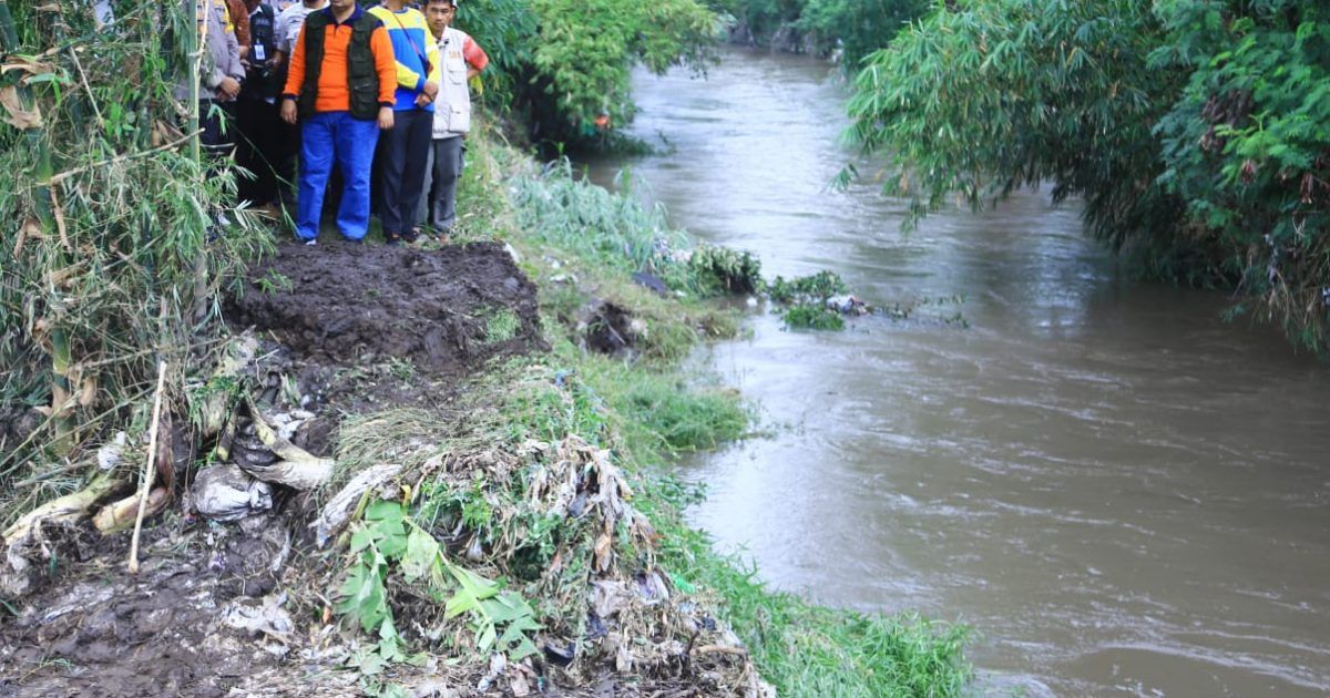 AKIBAT TANGGUL JEBOL- Hujan yang mengguyur kawasan Probolinggo dalam sehari terakhir merendam setidaknya 75 hektare lahan pertanian bawang merah dan padi, Sabtu (28/5).