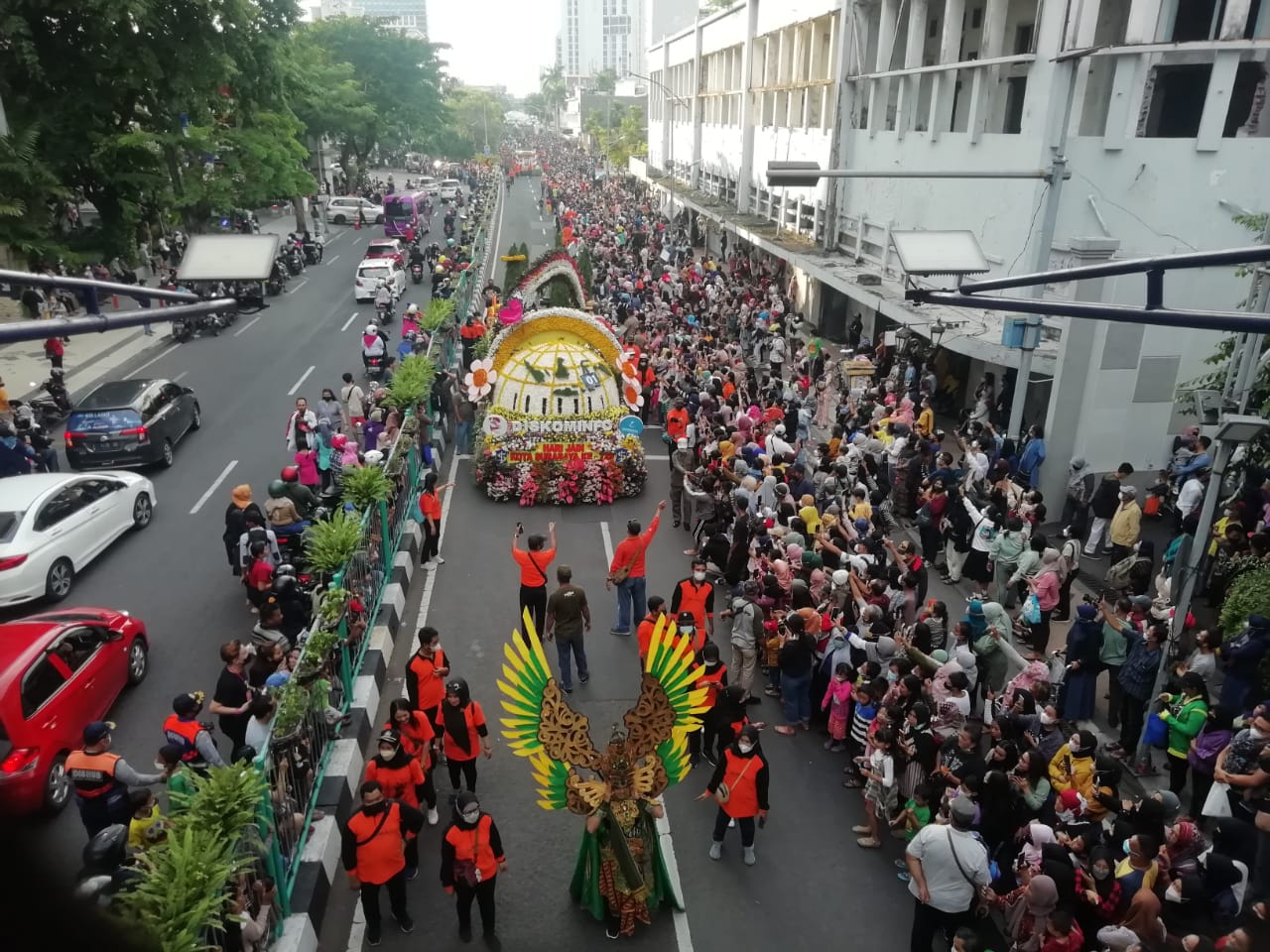 Surabaya Vaganza 2022 dipenuhi warga yang sangat antusias untuk menonton. 
