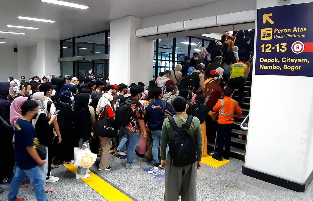 Tumpukan penumpang tujuan Bogor di Stasiun Manggarai akibat penghapusan rute commuter line Tanah Abang - Bogor sehingga penumpang transit sangat padat di stasiun tersebut, Minggu 29 Mei 2022. Foto : Panji Asmoro/TrenAsia