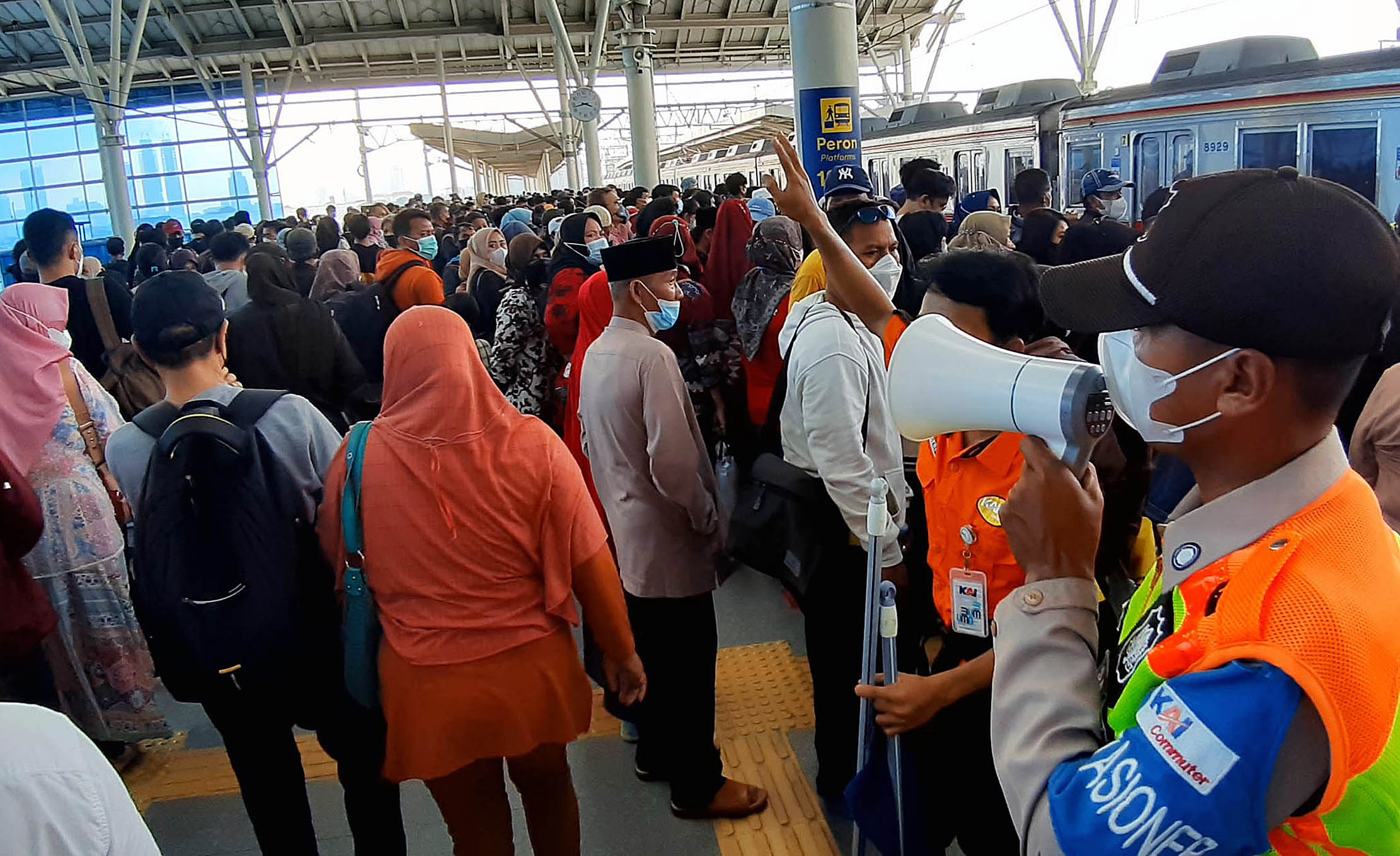 Tumpukan penumpang tujuan Bogor di Stasiun Manggarai akibat penghapusan rute commuter line Tanah Abang - Bogor sehingga penumpang transit sangat padat di stasiun tersebut, Minggu 29 Mei 2022. Foto : Panji Asmoro/TrenAsia