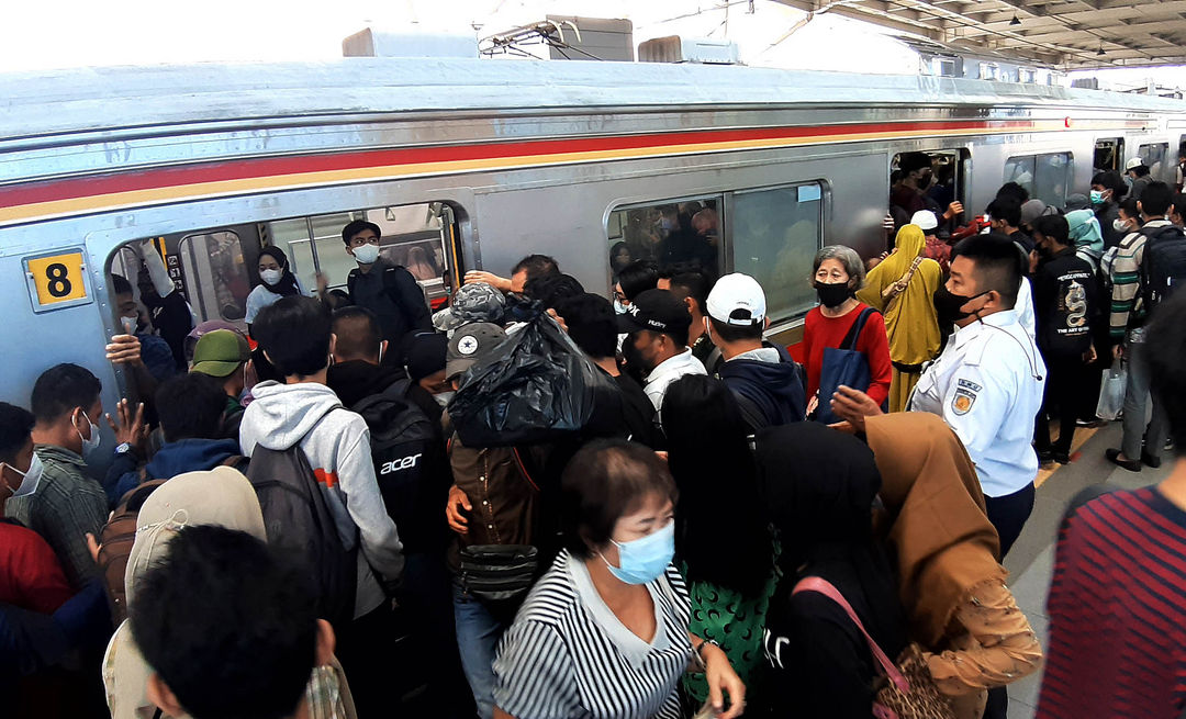 Tumpukan penumpang tujuan Bogor di Stasiun Manggarai akibat penghapusan rute commuter line Tanah Abang - Bogor sehingga penumpang transit sangat padat di stasiun tersebut, Minggu 29 Mei 2022. Foto : Panji Asmoro/TrenAsia