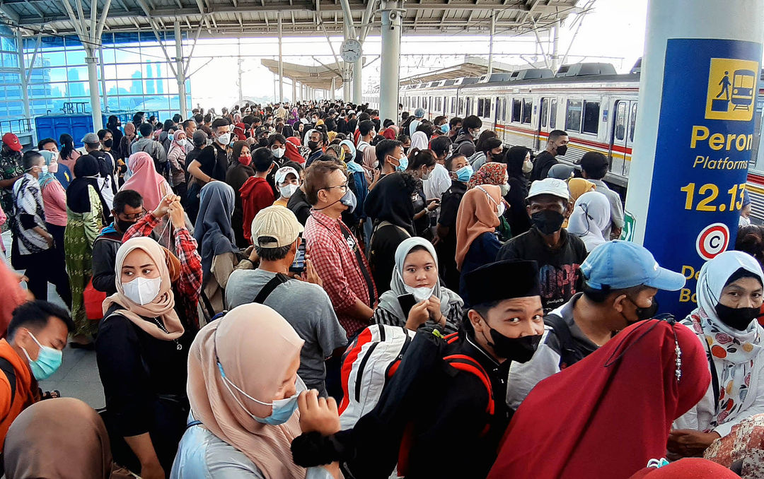 Tumpukan penumpang tujuan Bogor di Stasiun Manggarai akibat penghapusan rute commuter line Tanah Abang - Bogor sehingga penumpang transit sangat padat di stasiun tersebut, Minggu 29 Mei 2022. Foto : Panji Asmoro/TrenAsia