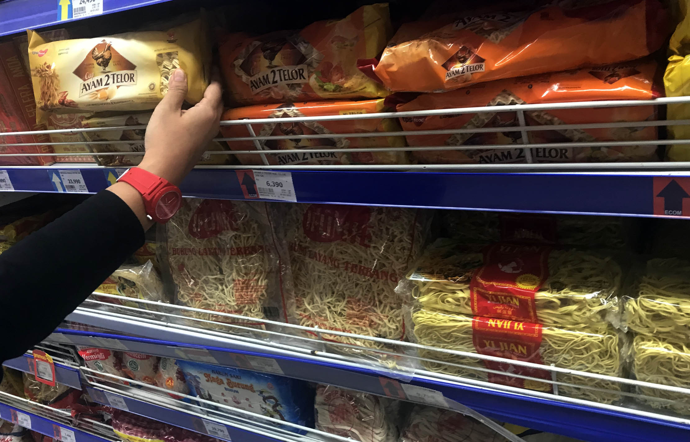Seorang pembeli tengah memilih sejumlah produk berbahan baku gandum seperti roti dan mie. Pelarangan ekspor dari India sebagai negara produsen gandum terbesar berimbas tingginya harga bahan baku gandum, Senin 30 Mei 2022. Foto : Panji Asmoro/TrenAsia