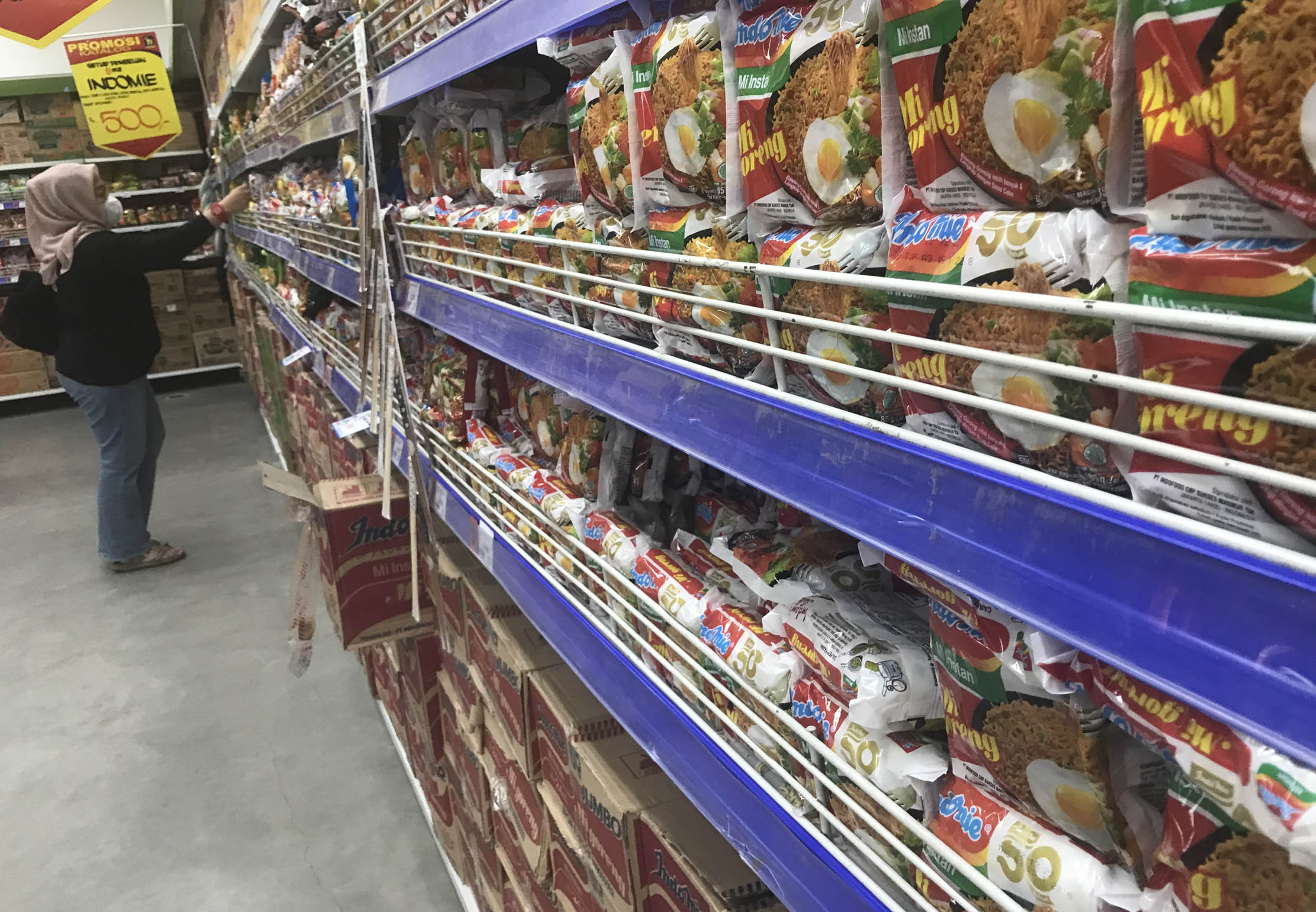 Seorang pembeli tengah memilih sejumlah produk berbahan baku gandum seperti roti dan mie. Pelarangan ekspor dari India sebagai negara produsen gandum terbesar berimbas tingginya harga bahan baku gandum, Senin 30 Mei 2022. Foto : Panji Asmoro/TrenAsia