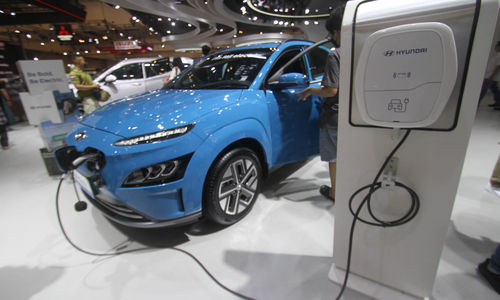 Hyundai KONA  Electric pada pameran Otomotif Gaikindo Indonesia International Auto Show (GIIAS) 2021 di Indonesia Convention Exhibition (ICE) BSD, Serpong, Tangerang. Foto : Panji Asmoro/TrenAsia