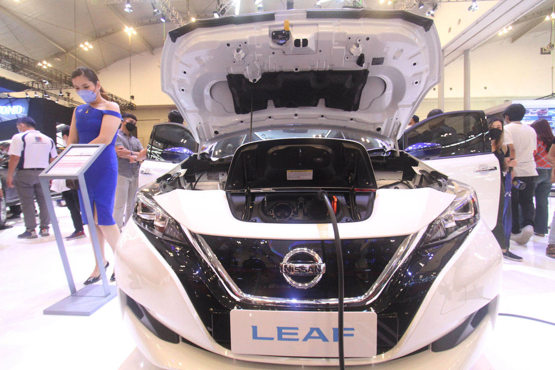 Mobil listrik Nissan Leaf saat pameran Otomotif Gaikindo Indonesia International Auto Show (GIIAS) 2021 di Indonesia Convention Exhibition (ICE) BSD, Serpong, Tangerang. Foto : Panji Asmoro/TrenAsia