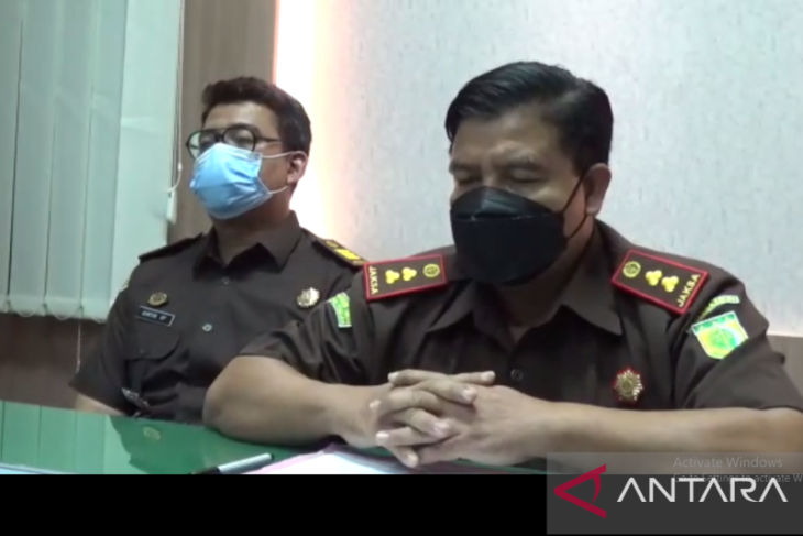 Empat orang tersangka dugaan kasus korupsi pengadaan LKS di lingkup Dinas Pendidikan dan Kebudayaan (Disdikbud) Probolinggo ditahan.