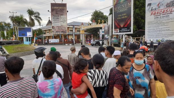 Jelang Kedatangan Presiden Jokowi, Warga Padati Simpang Lima Ende
