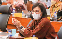 Menteri Keuangan, Sri Mulyani saat mengikuti rapat kerja dengan Bandan Anggaran DPR RI di Komplek Parlemen Senayan, Jakarta, Selasa, 31 Mei 2022. Foto: Ismail Pohan/TrenAsia