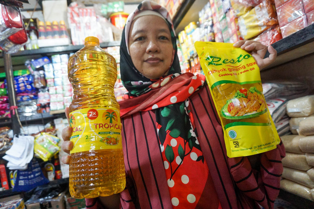 Pedagang menunjukkan minyak goreng kemasan di kiosnya Pasar Senen, Jakarta, Selasa, 31 Mei 2022. Foto: Ismail Pohan/TrenAsia