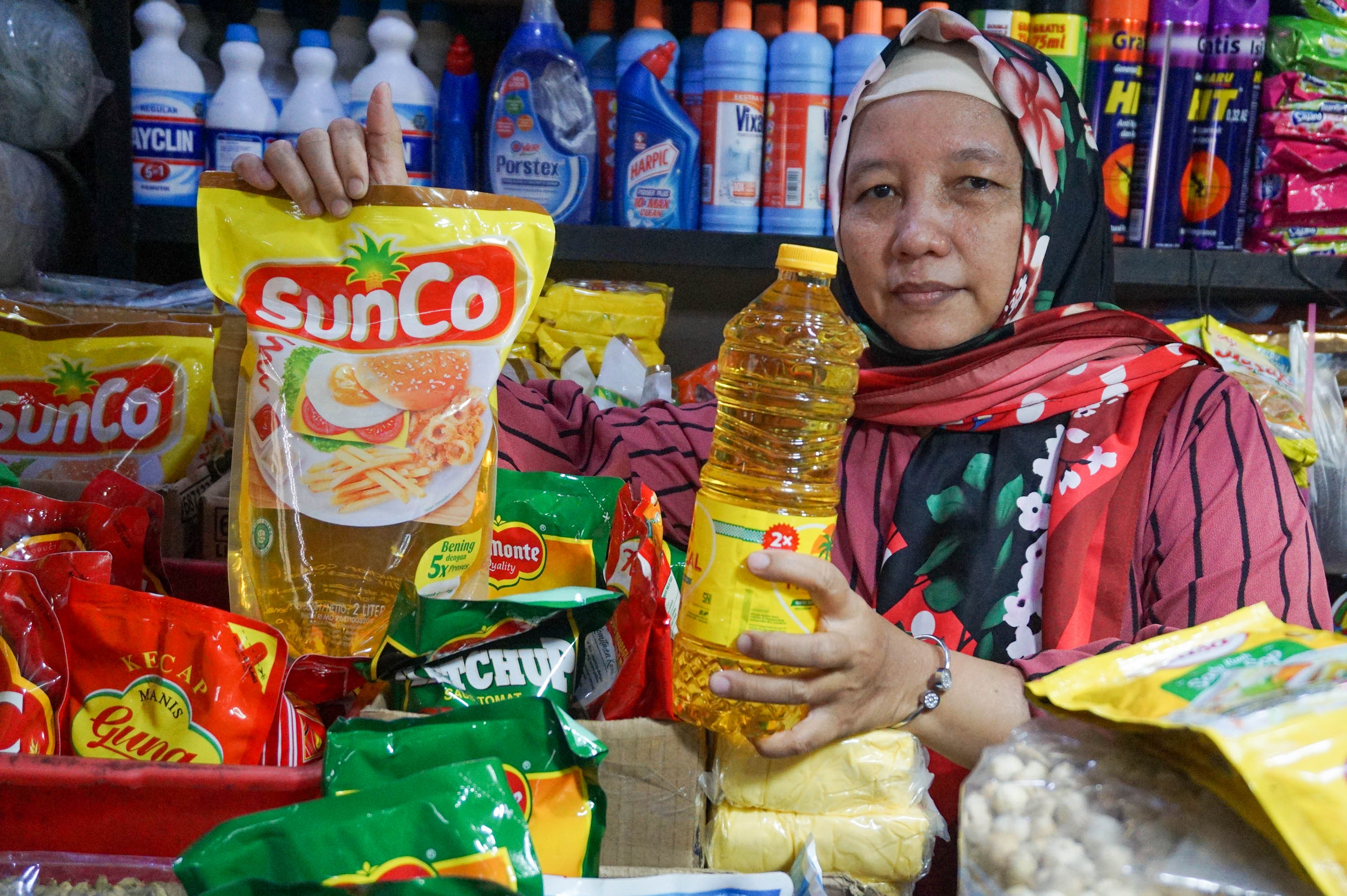 Pedagang menunjukkan minyak goreng kemasan di kiosnya Pasar Senen, Jakarta, Selasa, 31 Mei 2022. Foto: Ismail Pohan/TrenAsia