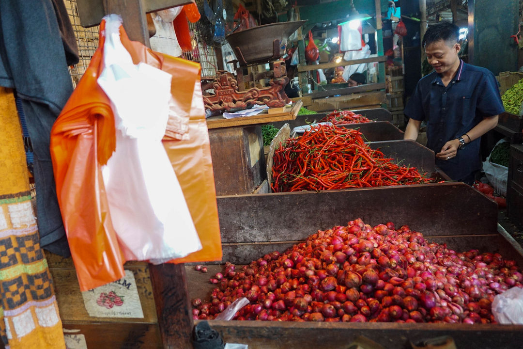 Pedagang berkativitas di kiosnya Pasar Senen, Jakarta, Selasa, 31 Mei 2022. Foto: Ismail Pohan/TrenAsia