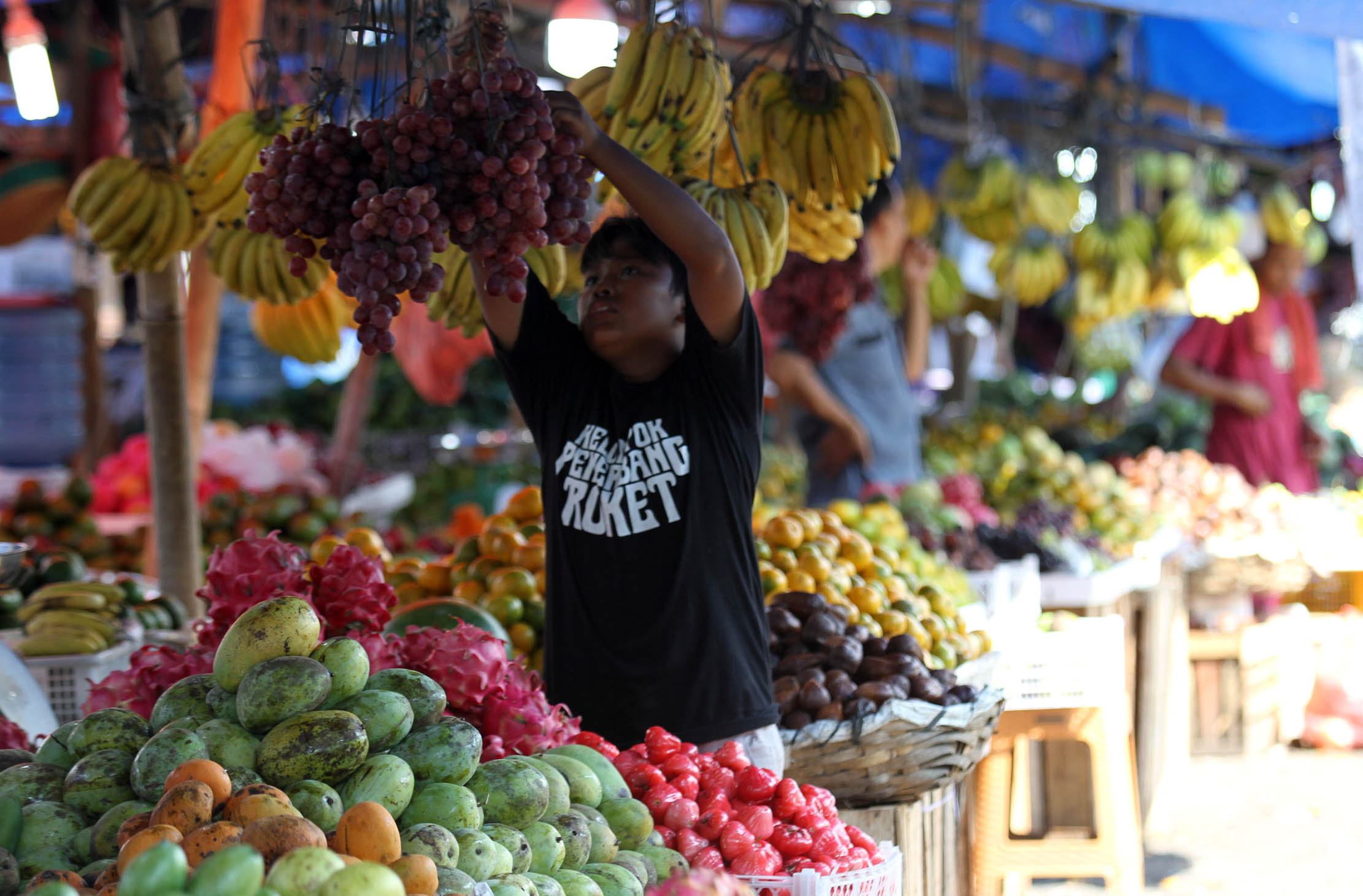 Nampak aktifitas jual beli di sebuah pasar tradisional di kawasan Kota Tangerang, Selasa 31 Mei 2022. Foto : Panji Asmoro/TrenAsia