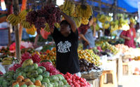 Nampak aktifitas jual beli di sebuah pasar tradisional di kawasan Kota Tangerang, Selasa 31 Mei 2022. Foto : Panji Asmoro/TrenAsia