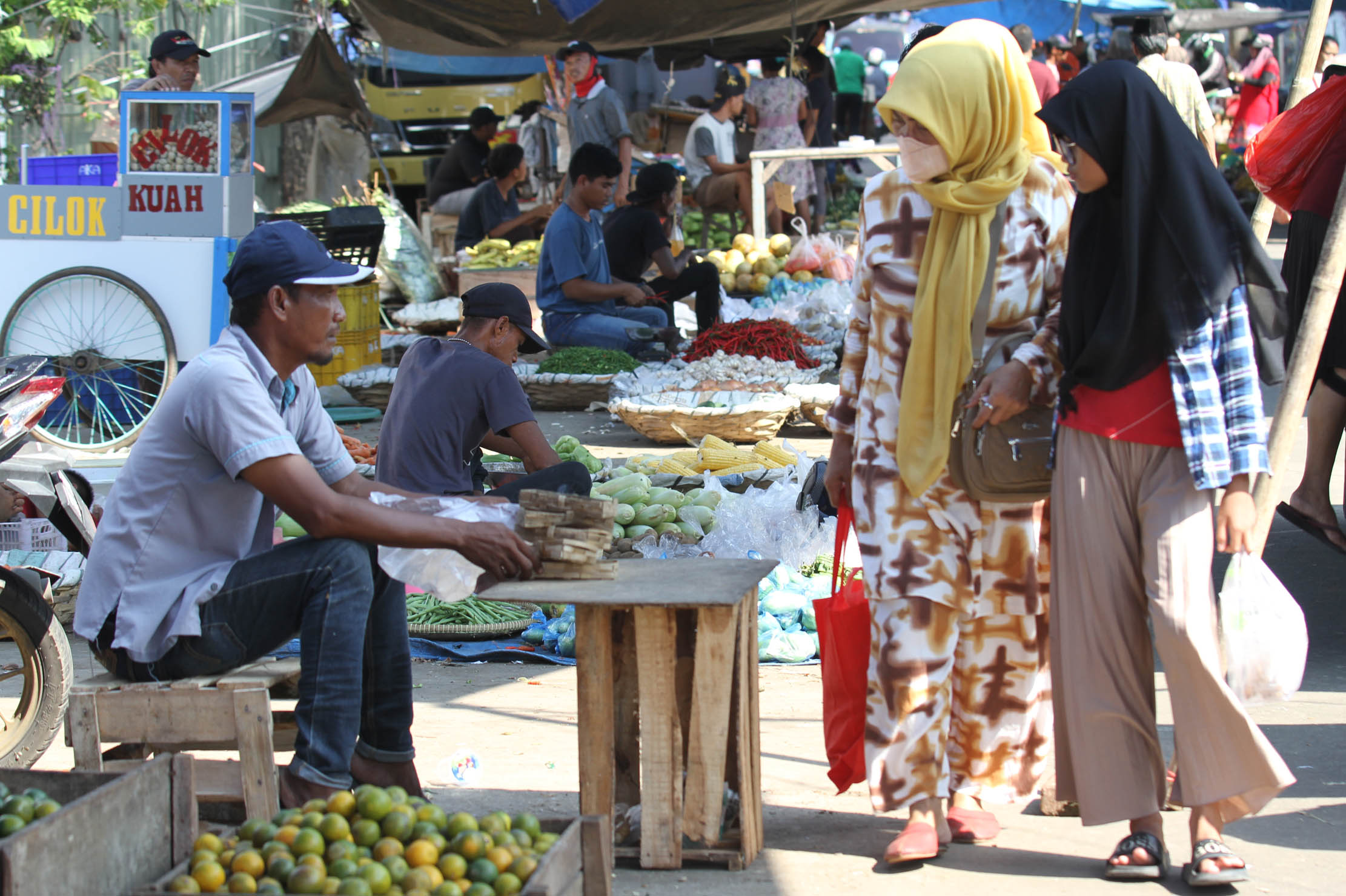 Nampak aktifitas jual beli di sebuah pasar tradisional di kawasan Kota Tangerang, Selasa 31 Mei 2022. Foto : Panji Asmoro/TrenAsia