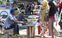 Nampak aktifitas jual beli di sebuah pasar tradisional di kawasan Kota Tangerang, Selasa 31 Mei 2022. Foto : Panji Asmoro/TrenAsia