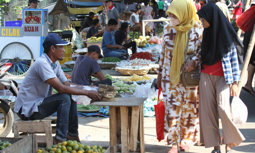 Nampak aktifitas jual beli di sebuah pasar tradisional di kawasan Kota Tangerang, Selasa 31 Mei 2022. Foto : Panji Asmoro/TrenAsia