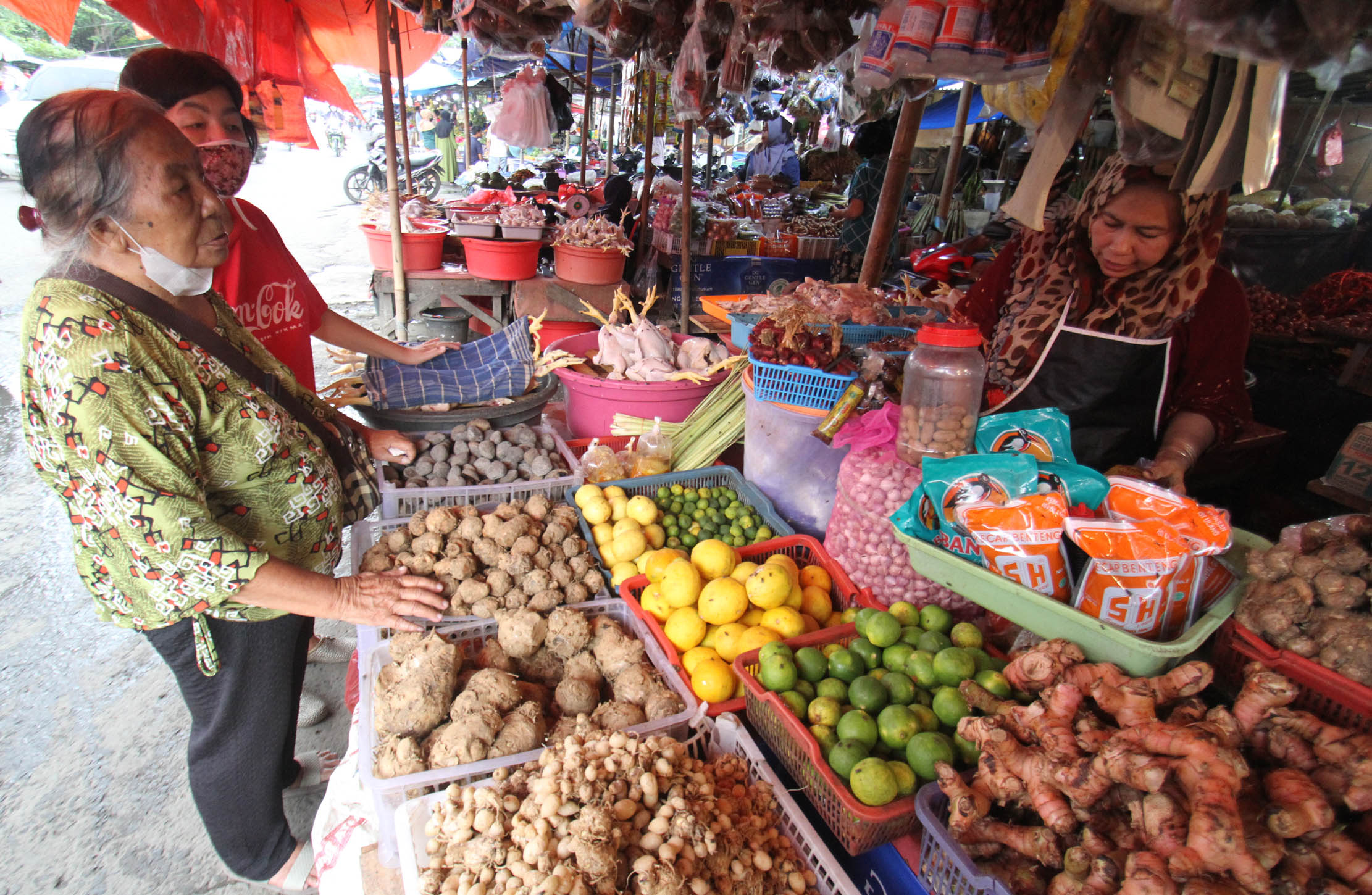 Nampak aktifitas jual beli di sebuah pasar tradisional di kawasan Kota Tangerang, Selasa 31 Mei 2022. Foto : Panji Asmoro/TrenAsia