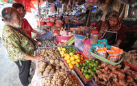 Nampak aktifitas jual beli di sebuah pasar tradisional di kawasan Kota Tangerang, Selasa 31 Mei 2022. Foto : Panji Asmoro/TrenAsia