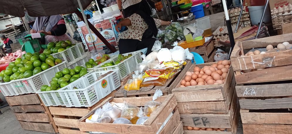 Ilustrasi pedagang bejualan di tepi jalan pasar tradisional