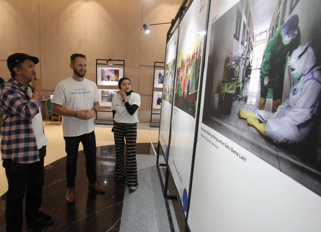  ki-ka : Perwakilan Dewan Juri Ismar Patrizki -  Chief Customer & Marketing Officer Zurich Asuransi Indonesia Kevin McQuillan - Certified Financial Planner Annisa Steviani saat melihat pameran foto #BarengJadiLebih bersama yang digelar Zurich Asuransi Indonesia bersama Pewarta Foto Indonesia Jakarta , Kamis 2 Juni 2022. Foto : Panji Asmoro/TrenAsia