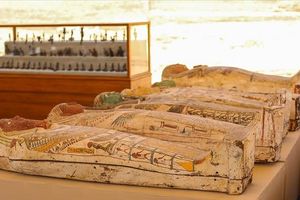 Arkeolog berhasil menemukan ratusan peti mati dan patung kuno di Mesir.