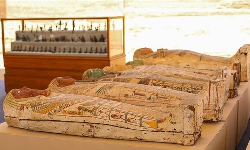 Arkeolog berhasil menemukan ratusan peti mati dan patung kuno di Mesir.