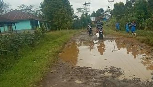 Badan Jalan Utama Menuju Destinasi Wisata Liang Bua Rusak Parah, Kata Warga: 'Banyak yang Jadi Korban'