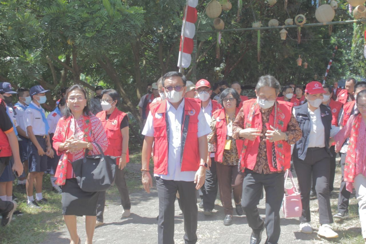 Kepala BPBD Sulut, Joi Oroh bersama Wali Kota Bitung Maurits Mantiri dalam kegiatan Pelatihan Peningkatan Kapasitas Unit Pengurangan Resiko Bencana Kerjasama PGI Dan SAG Sulutteng. (Foto:Istimewa)