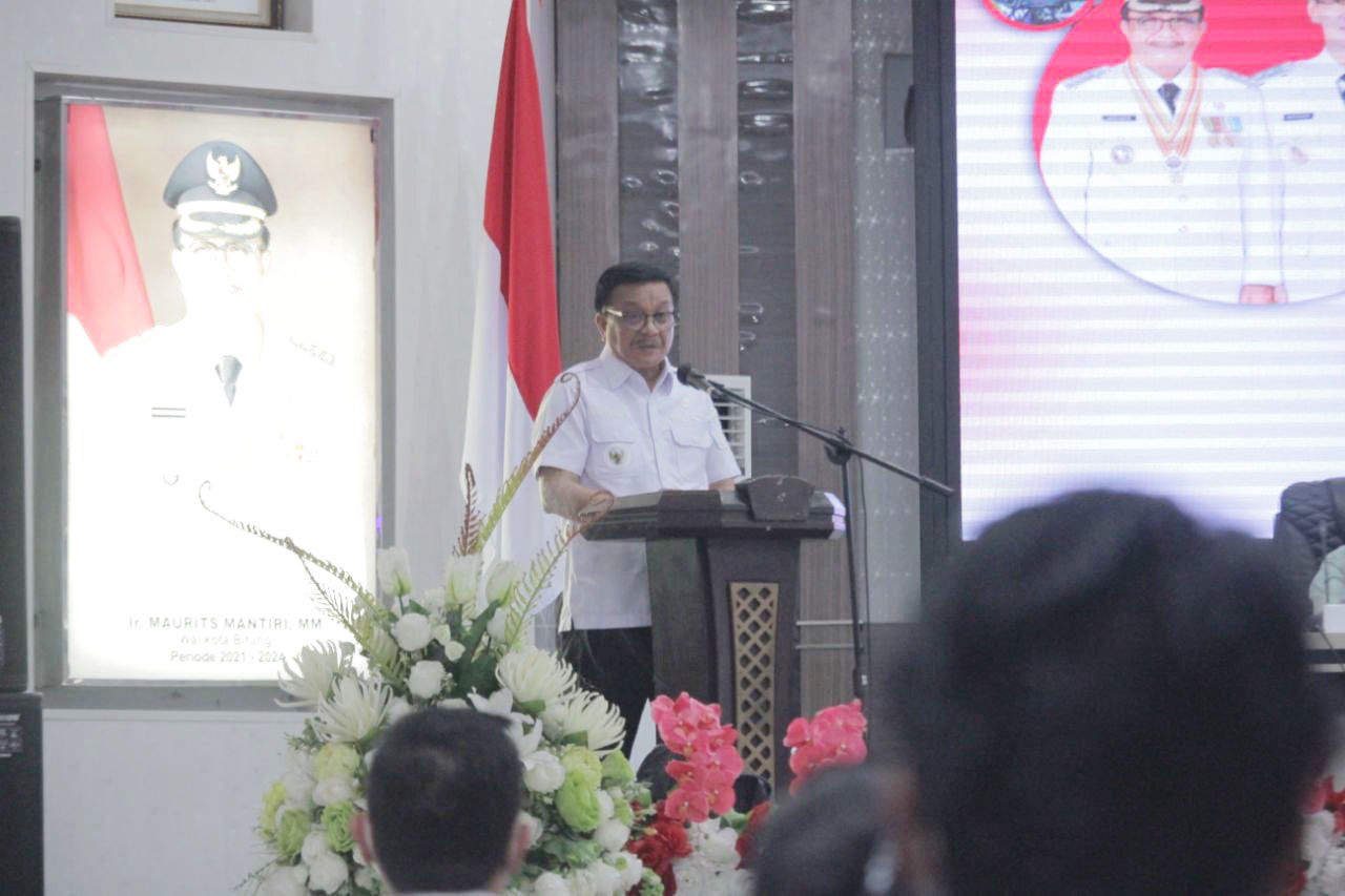 Wali Kota Bitung, Maurits Mantiri saat menyampaikan sambutan dalam Sosialisasi Rencana Resettlement Lingkungan Dua, Kelurahan Pinasungkulan, Kecamatan Ranowulu. (Foto:Istimewa)