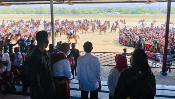 Di Sela-Sela Agenda Kunker di Sumba Timur, Presiden dan Ibu Iriana Sempat Diri Nonton Balap Pacuan Kuda di Rihi Eti Prailiu