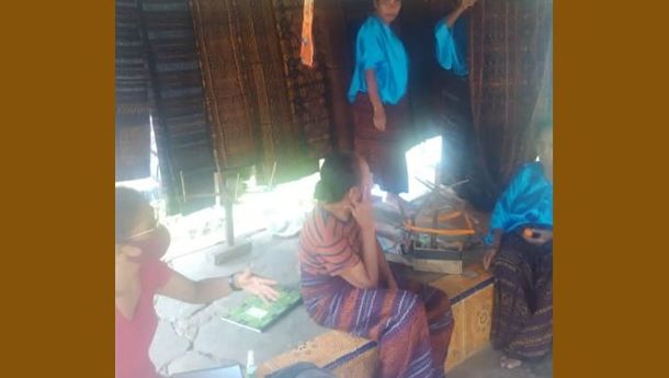 Kelompok Tenun Ikat 'Mawo Wani' di Kampung Ratembue, Butuh Rumah Tenun Permanen dan Media Promosi