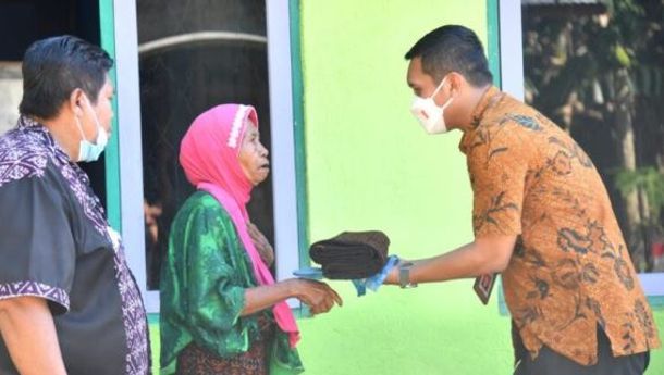 Tak Sempat Bertemu: Presiden Jokowi Kirimkan Bantuan,  Sebaliknya Nenek Sofia Titip Kain Tenun untuk Presiden
