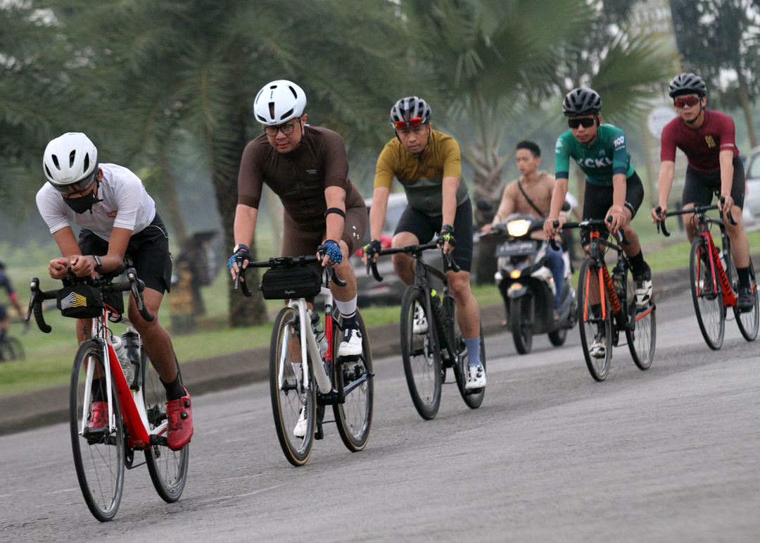 Para penggemar olahraga bersepada di kawasan Bintaro Tangerang Selatan. Foto : Panji Asmoro/TrenAsia