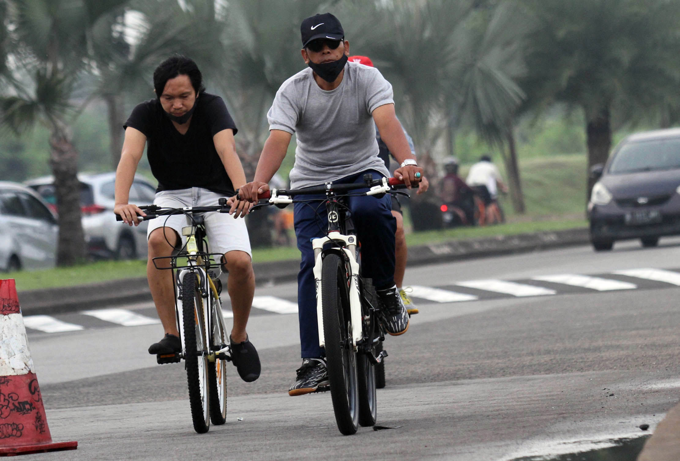 Para penggemar olahraga bersepada di kawasan Bintaro Tangerang Selatan. Foto : Panji Asmoro/TrenAsia
