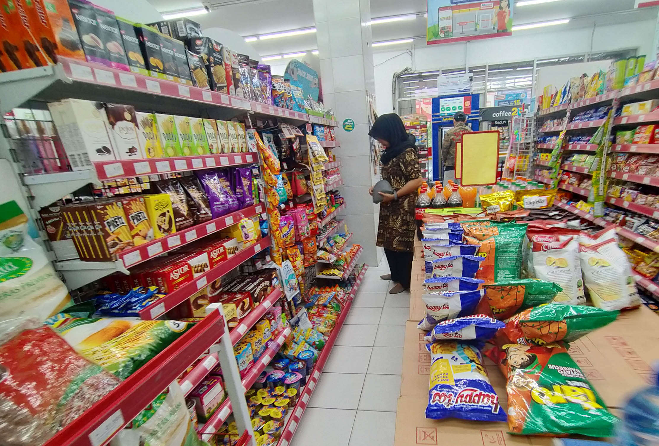 Nampak pembeli tengah berbelanja di sebuah gerai waralaba di kawasan Tangerang. Foto : Panji Asmoro/TrenAsia