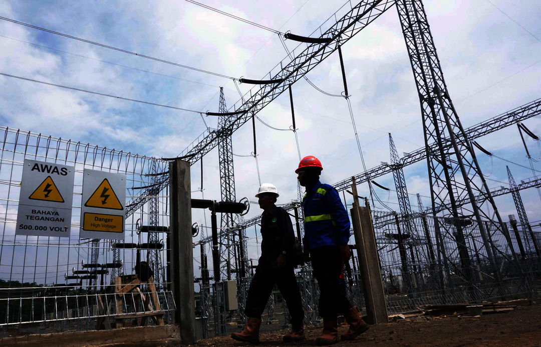 Nampak petugas melintas di Gardu Induk Tegangan Extra Tinggi (GITET) Cisauk , Tangerang. Foto : Panji Asmoro/TrenAsia  