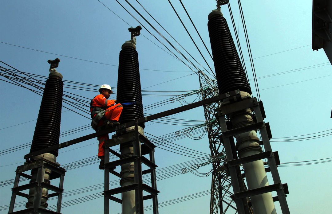 Petugas PLN Area Pelaksana Pemeliharaan (APP) sedang melakukan inspeksi harian  pada semua peralatan di GIS Alam Sutera. Foto : Panji Asmoro/TrenAsia