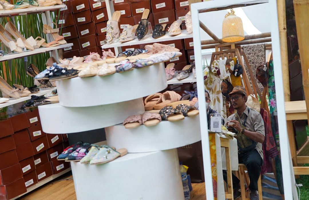 Pengunjung melihat produk disalah salah stan cultural fair dalam Festival UKM saat berlangsungnya Pagelaran Sabang - Merauke di Djakarta Theater, Jakarta, Jumat, 3 Juni 2022. Foto: Ismail Pohan/TrenAsia