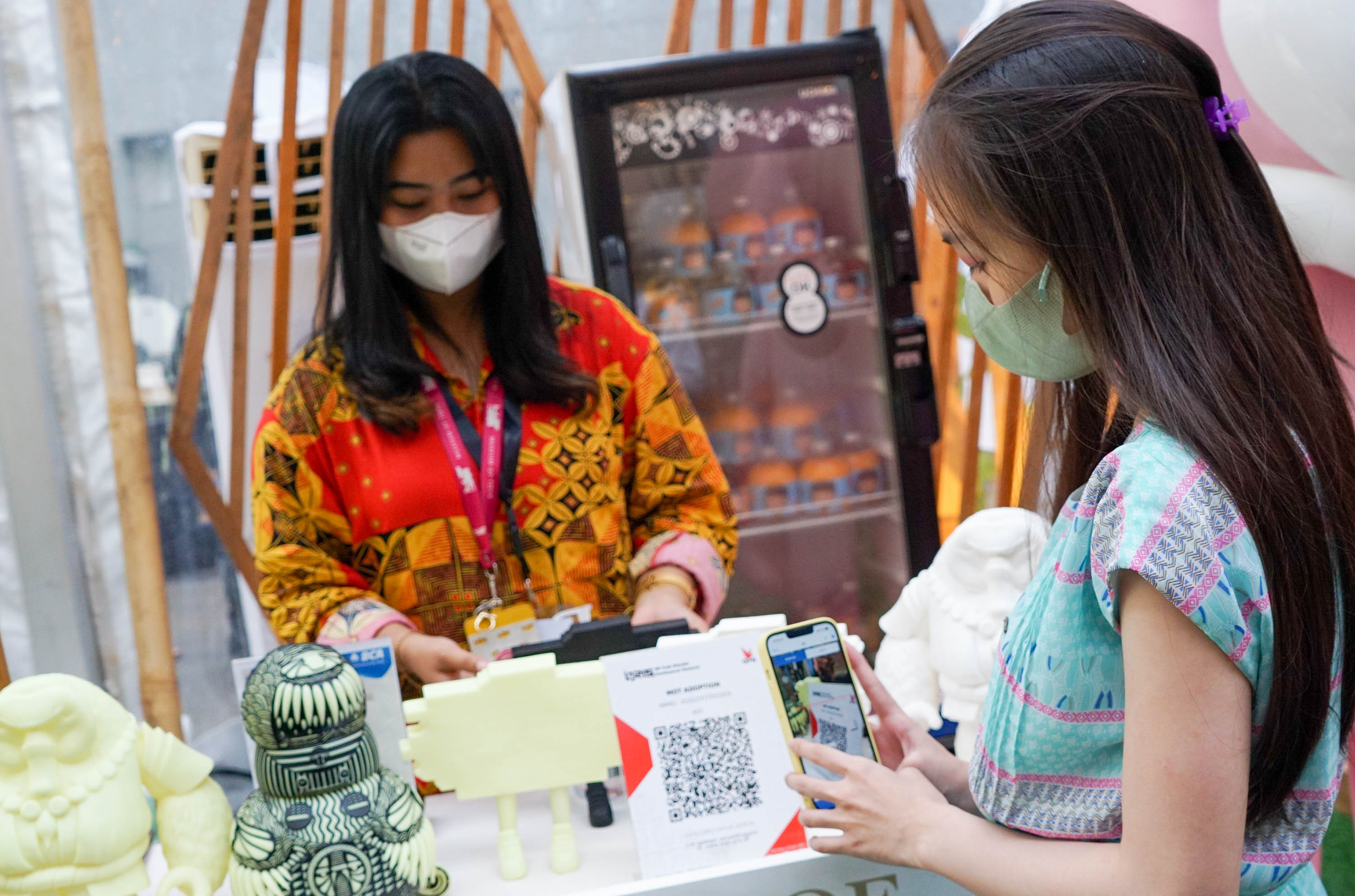 Pengunjung melakukan transaksi menggunakan scan barcode BCA disalah salah stan cultural fair dalam Festival UKM saat berlangsungnya Pagelaran Sabang - Merauke di Djakarta Theater, Jakarta, Jumat, 3 Juni 2022. Foto: Ismail Pohan/TrenAsia