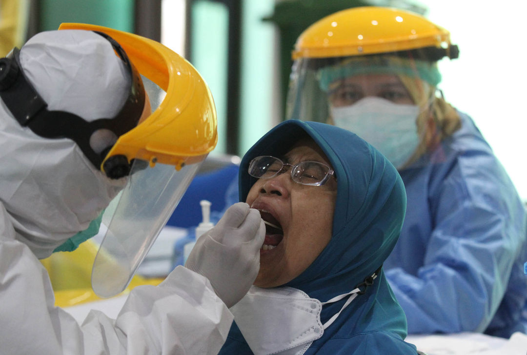 Sejumlah calon jamaah haji 2002 menjalani PCR tes sebagai salah satu syarat yang diberikan Pemerintah Saudi, Jumat 3 Juni 2022. Foto : Panji Asmoro/TrenAsia