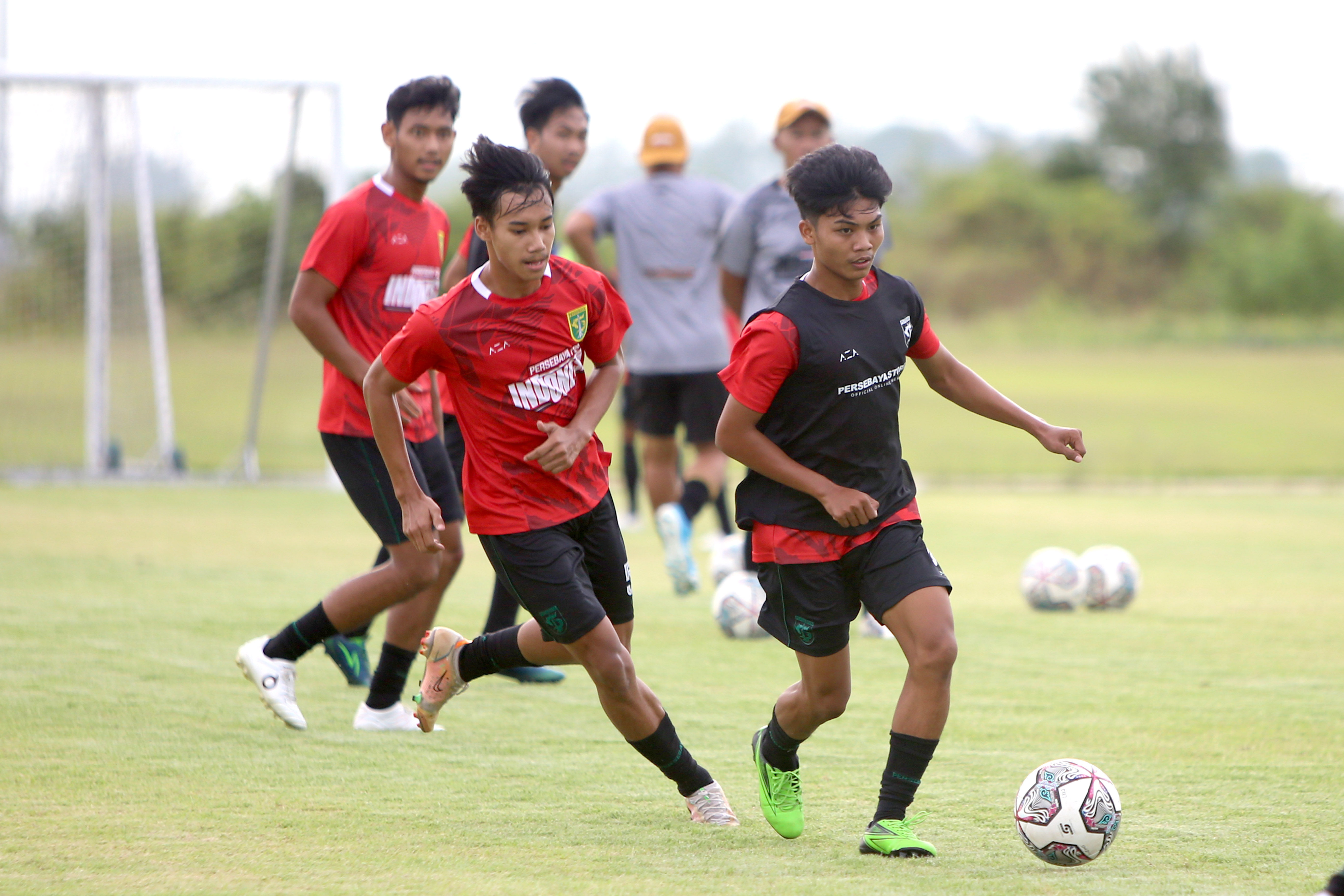 Selangkah lagi Persebaya Surabaya bakal melengkapi skuatnya khususnya untuk slot pemain asing. Saat ini ada satu pemain asing yang sedang OTW ke Kota Pahlawan.