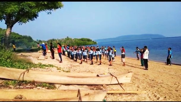 Pemdes dan Polindes Satar Punda Bersama Puskesmas Dampek, SDI Luwuk dan Warga Gelar 'Germas' di Pantai Luwuk