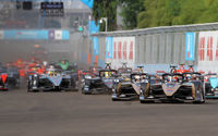 Pembalap melaju usai start pada balapan Formula E seri kesembilan di Jakarta International E-Prix Circuit (JIEC), Jakarta, Sabtu 4 Juni 2022. Foto : Panji Asmoro/TrenAsia