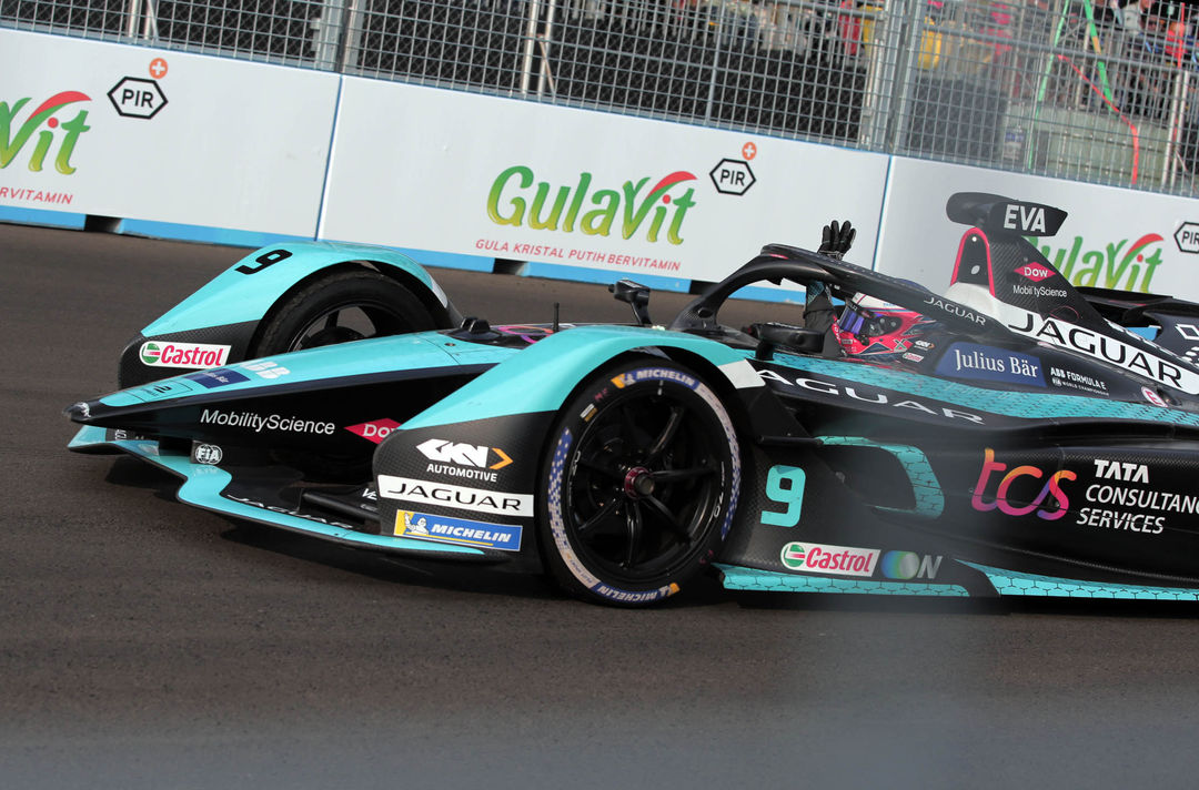 Pembalap tim Jaguar TCS Mitch Evans melambaikan tangan pada penonton usai memenangi seri kesembilan Formula E di Jakarta International E-Prix Circuit (JIEC) Ancol Jakarta, Sabtu 4 Juni 2022. Foto : Panji Asmoro/TrenAsia